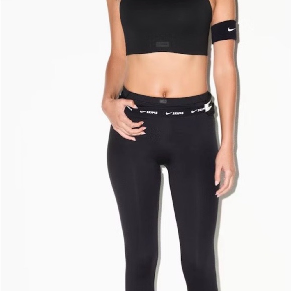 SKIMS X NIKE - NikeSKIMS MATTE HIGH NECK BRA
OBSIDIAN / 32/D
